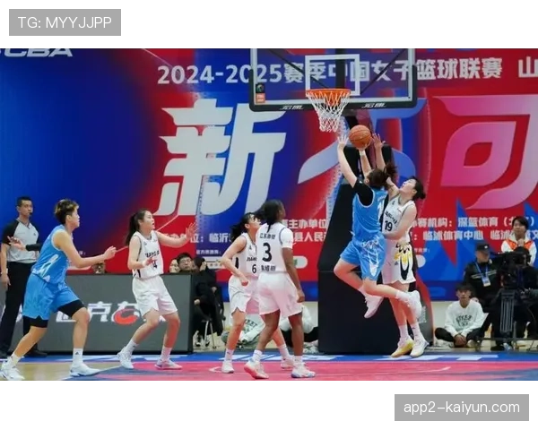 山东女篮新帅侯冰临场指挥 季前赛检验全新战术体系